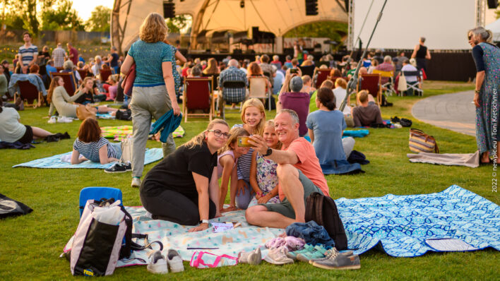 Konzertpublikum, Familie auf Picknickdecke, beim Palais Sommer am Ostra-Dome